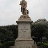 Il grande monumento dedicato al musicista barese Niccol� Piccinni in piazza Libert�